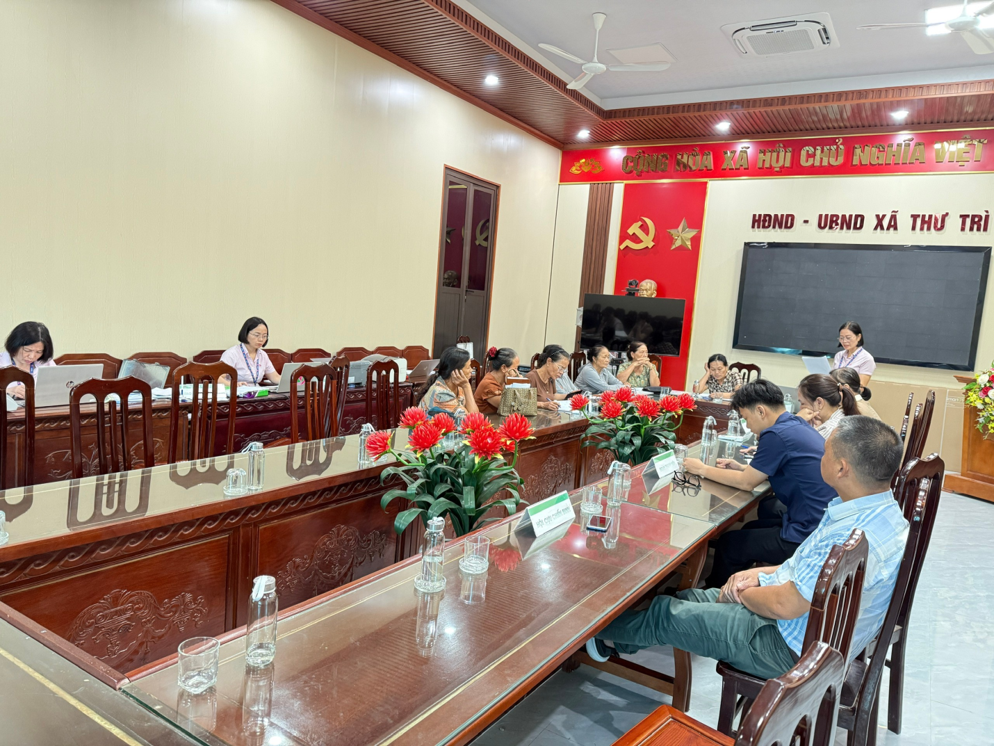 PGD NGÂN HÀNG CSXH VŨ THƯ RÀ SOÁT, NÂNG CAO HIỆU QUẢ PHỤC VỤ NHÂN DÂN TẠI ĐIỂM TRỰC GIAO DỊCH XÃ.