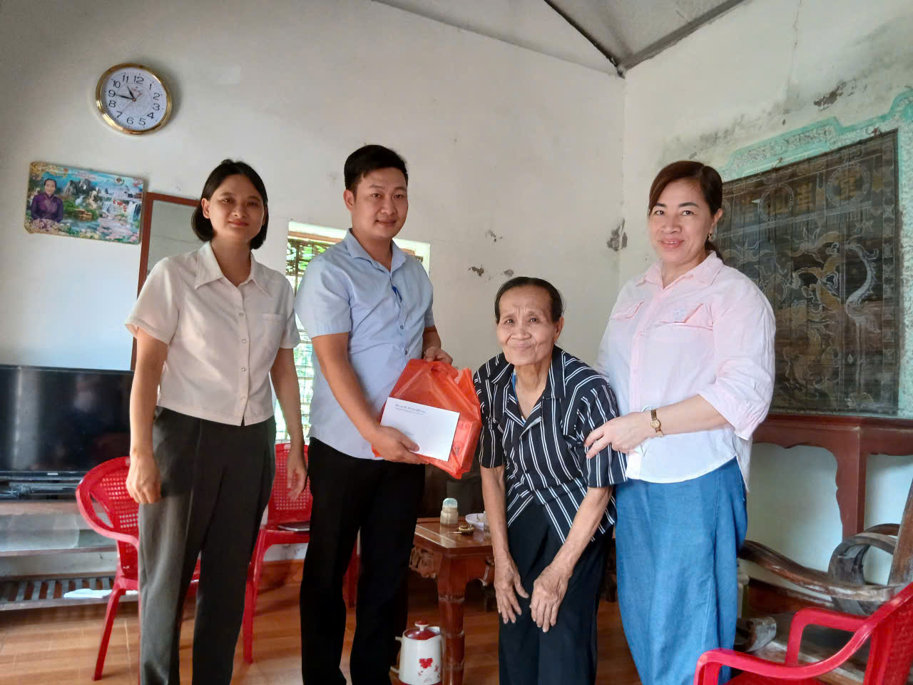 Chi bộ Trạm Y tế Song Lãng thăm hỏi, tặng quà người già neo đơn