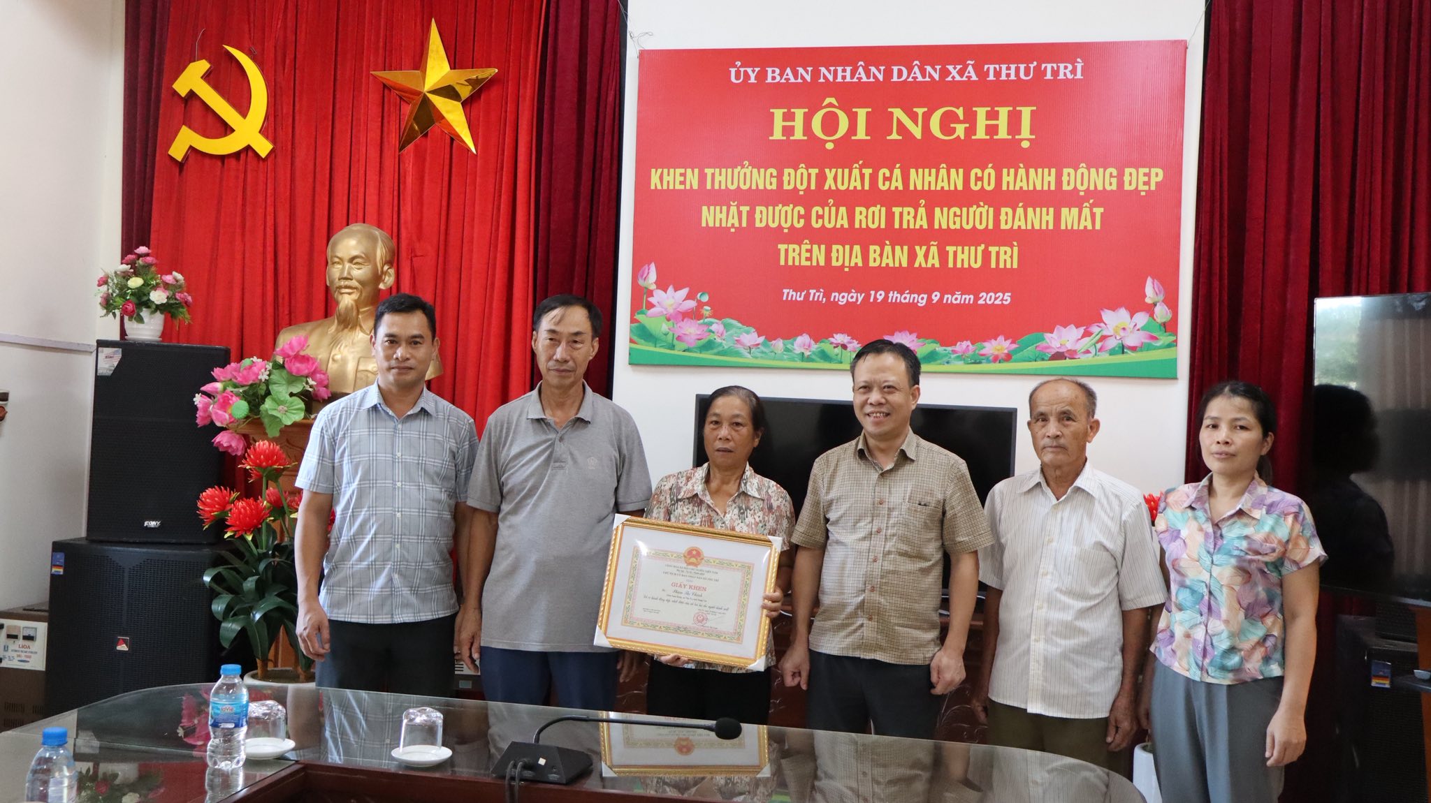 UBND xã Thư Trì khen thưởng đột xuất cá nhân đã có hành động đẹp, nhặt được của rơi trả lại cho người đánh mất