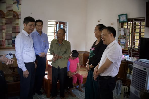 Tặng quà nạn nhân da cam có hoàn cảnh khó khăn xã Thư Trì