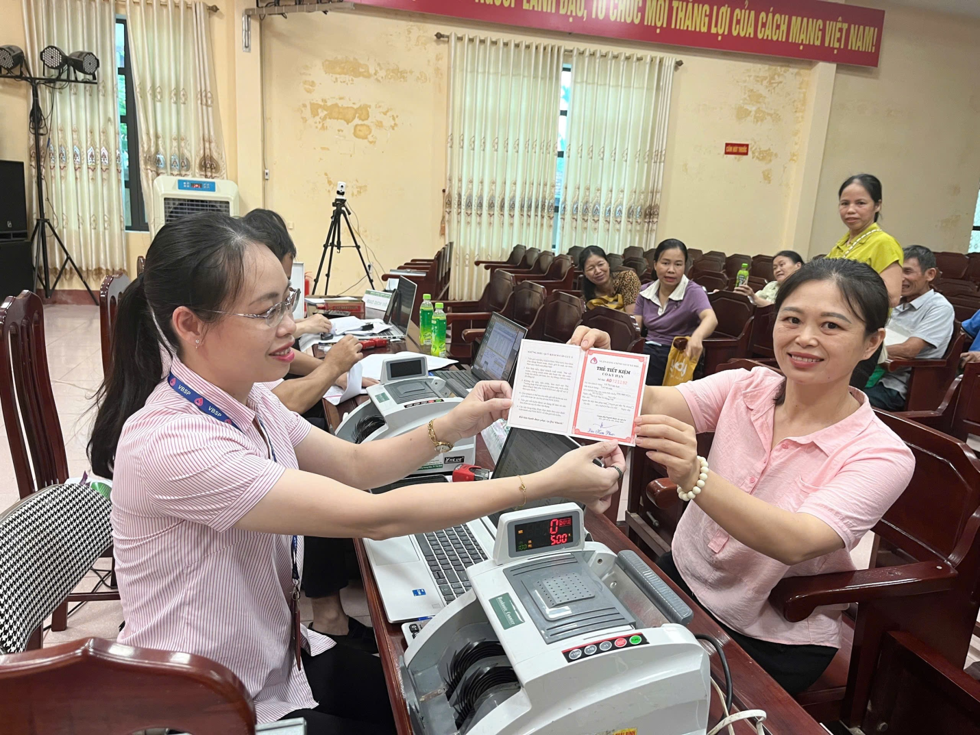 PHÒNG GIAO DỊCH NGÂN HÀNG CHÍNH SÁCH XÃ HỘI VŨ THƯ TUYÊN TRUYỀN HUY ĐỘNG TIỀN GỬI TẠI ĐIỂM GIAO DỊCH XÃ
