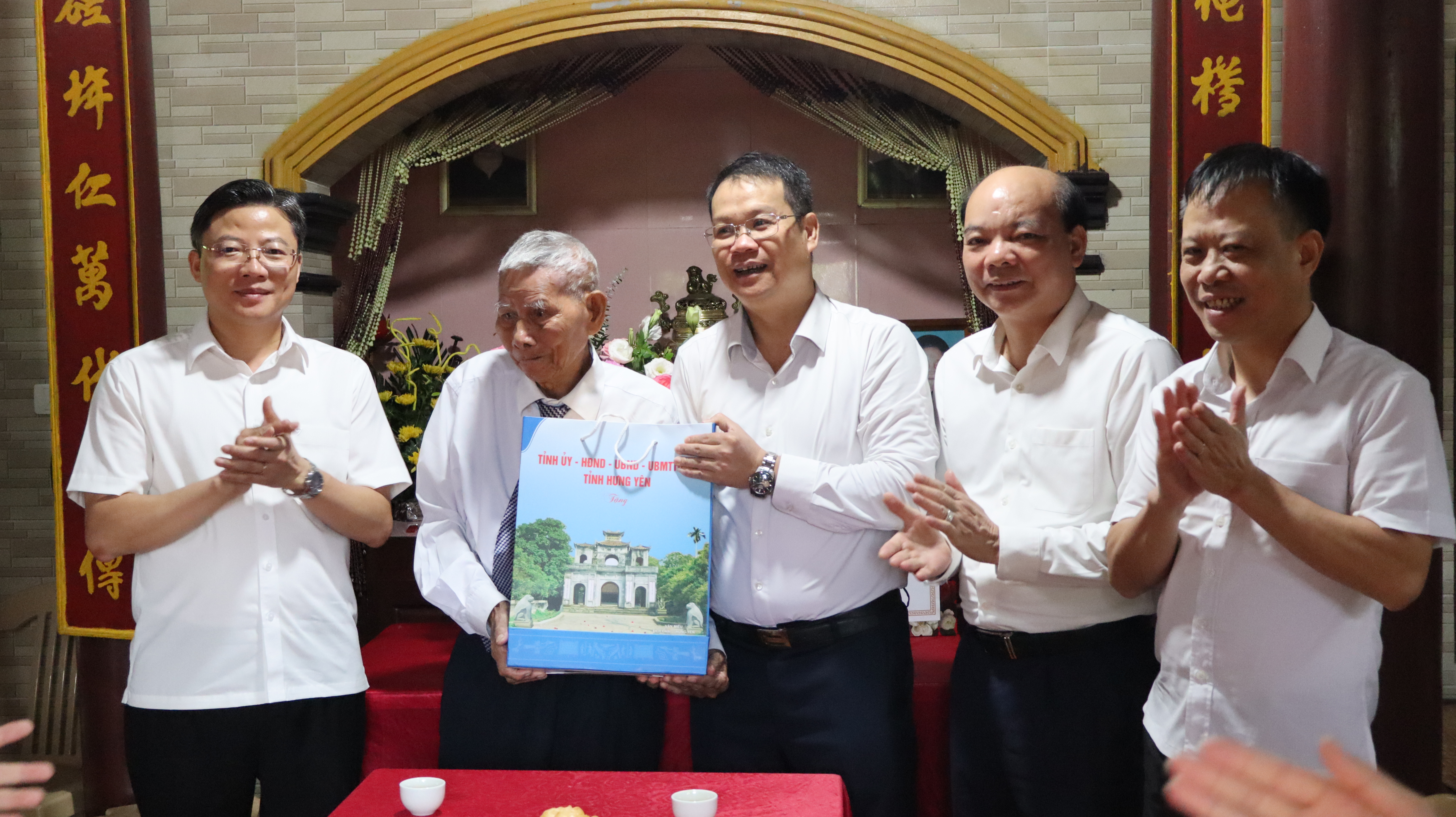 Lãnh đạo tỉnh Hưng Yên thăm, tặng quà cán bộ lão thành cách mạng tại xã Thư Trì