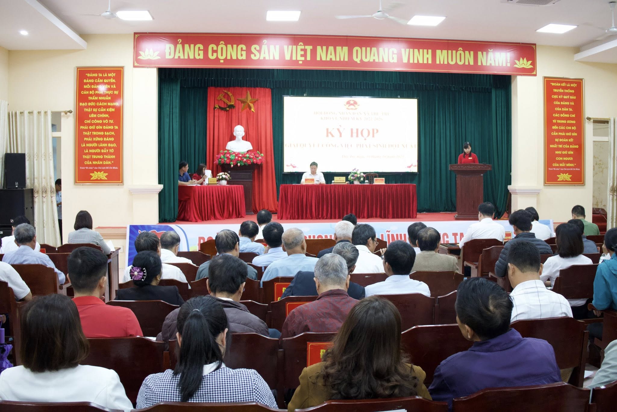 Hội đồng nhân dân xã Thư Trì tổ chức kỳ họp giải quyết các công việc phát sinh đột xuất