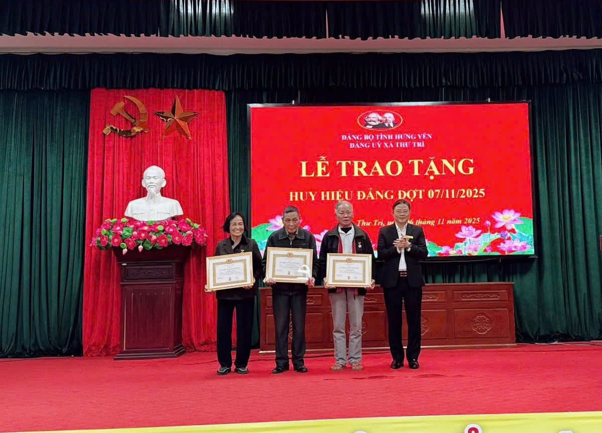 ĐẢNG ỦY XÃ THƯ TRÌ TỔ CHỨC TRAO TẶNG HUY HIỆU ĐẢNG CHO 18 ĐẢNG VIÊN