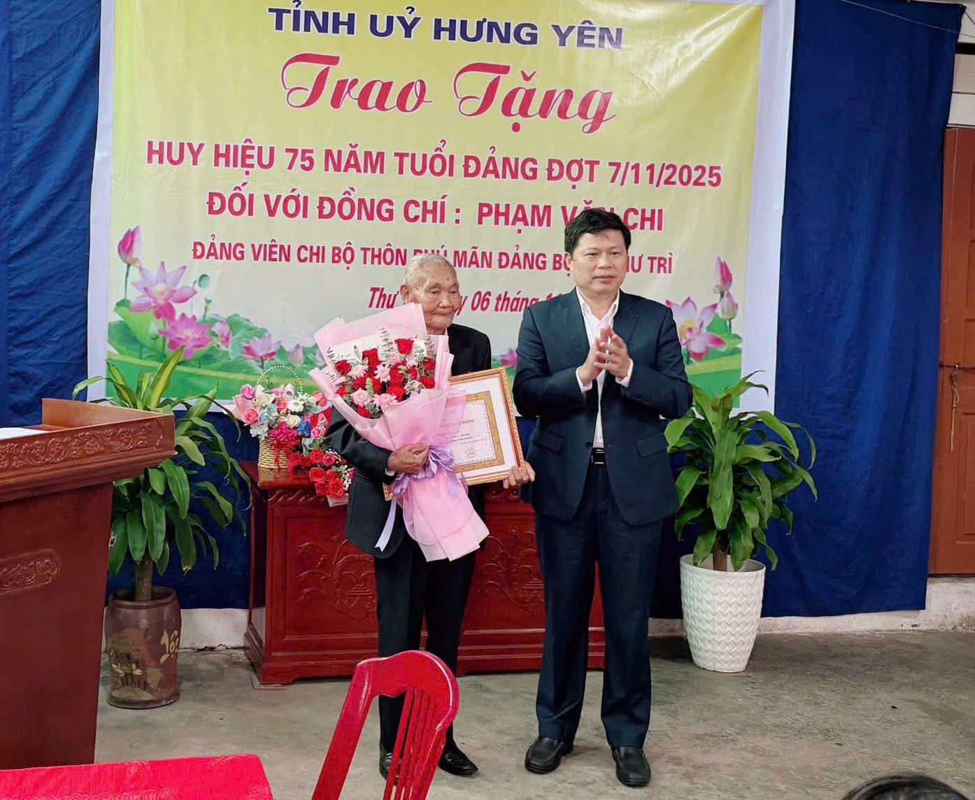 ĐỒNG CHÍ TRẦN QUỐC TOẢN – PHÓ BÍ THƯ THƯỜNG TRỰC TỈNH ỦY TRAO HUY HIỆU 75 NĂM TUỔI ĐẢNG TẠI XÃ THƯ TRÌ