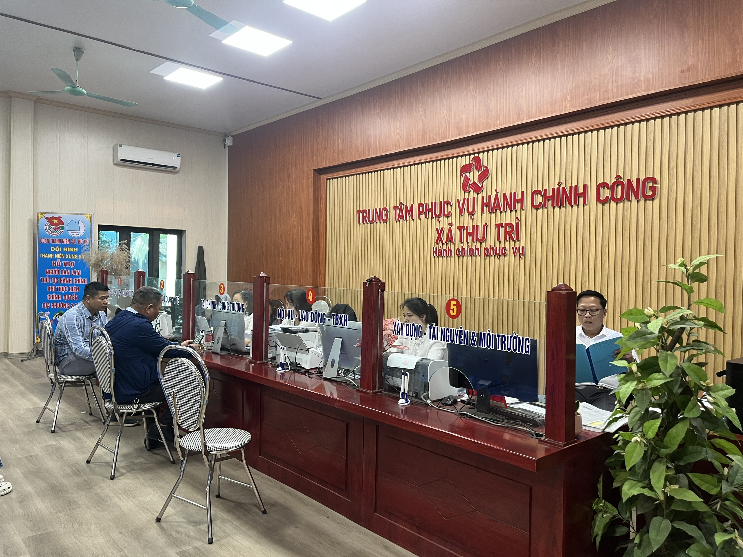 Cán bộ Trung tâm phục vụ Hành chính công xã Thư Trì tận tình phục vụ, được người dân gửi thư cảm ơn